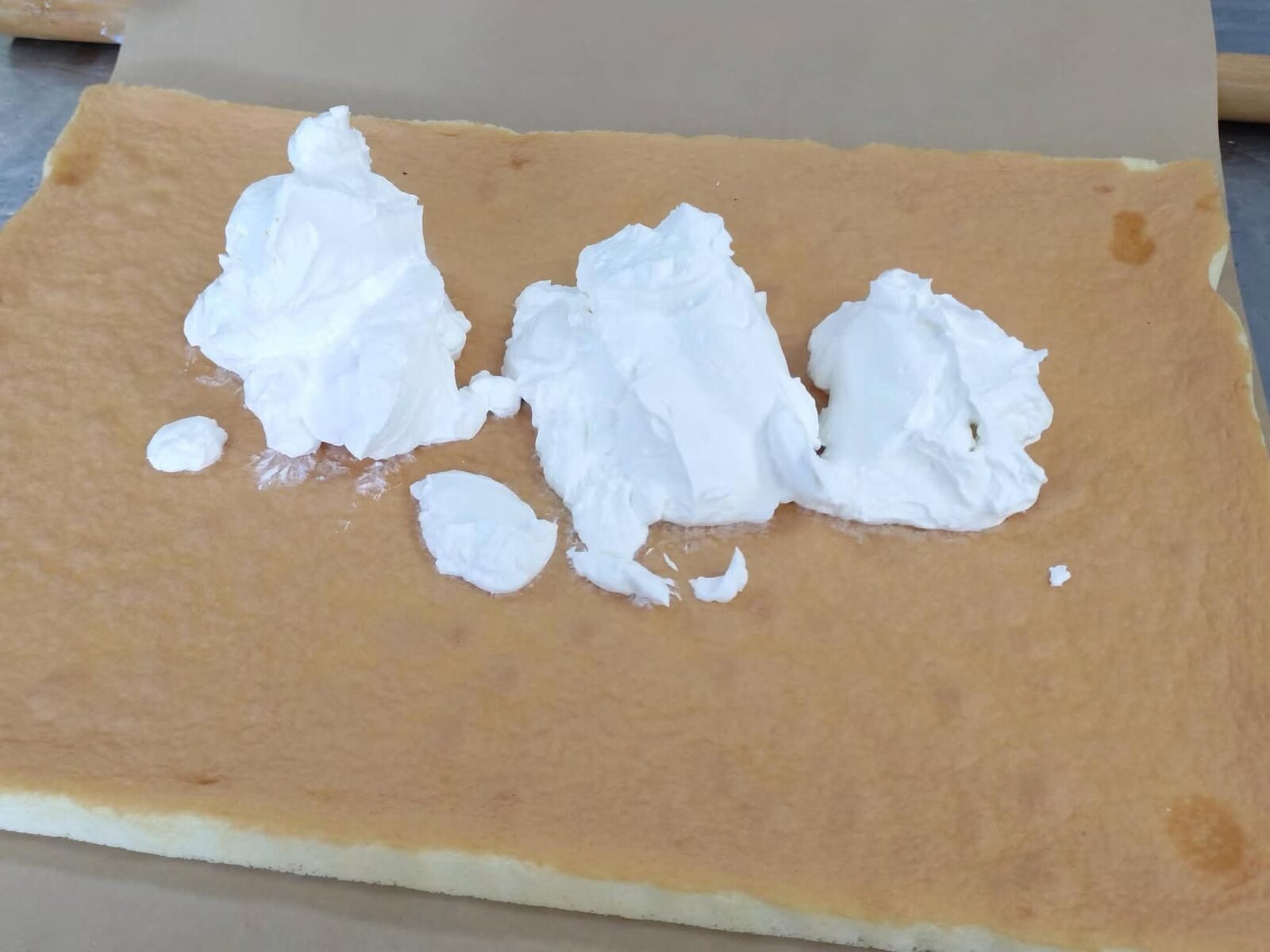 生地にのせる生クリーム