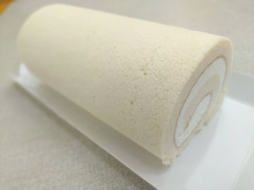 白い皿にのせた雪乃ロール